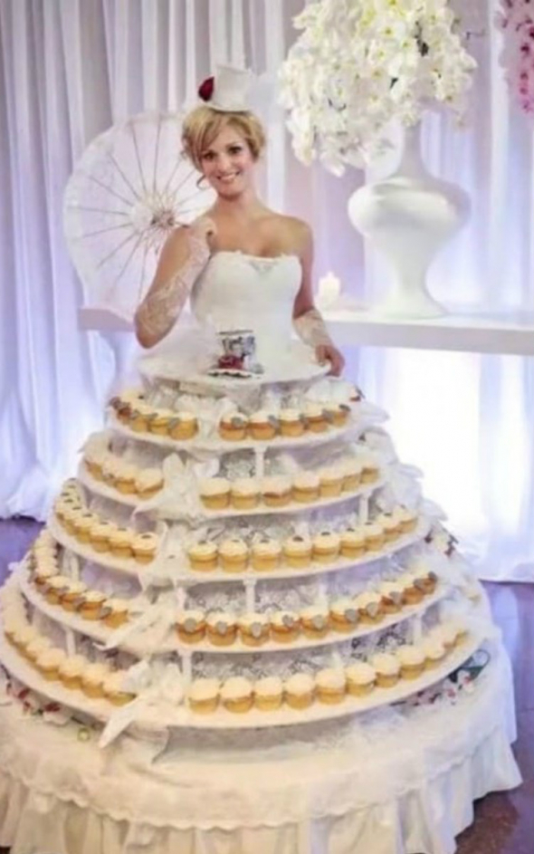 6# Je libo trochu dortu? Nevěsta vám ho ráda přinese až pod nos.