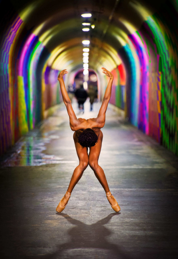Fotograf Jordan Matter svlékl tanečníky, aby je mohl nafotit v rušních ulicí velkoměsta.