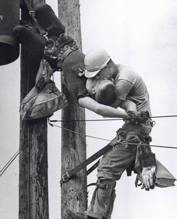 7. Elektrikář dává svému kolegovi umělé dýchání poté, co byl zasažen proudem (1967)