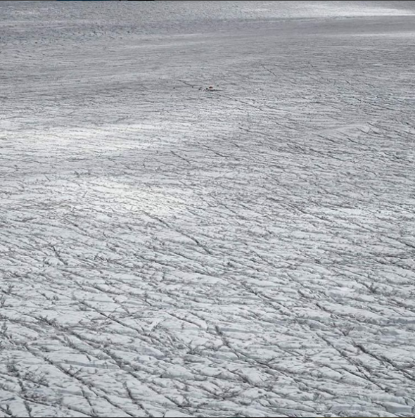 Obrovský grónský ledovec s malou výzkumnou základnou. Dokážete ji najít?
