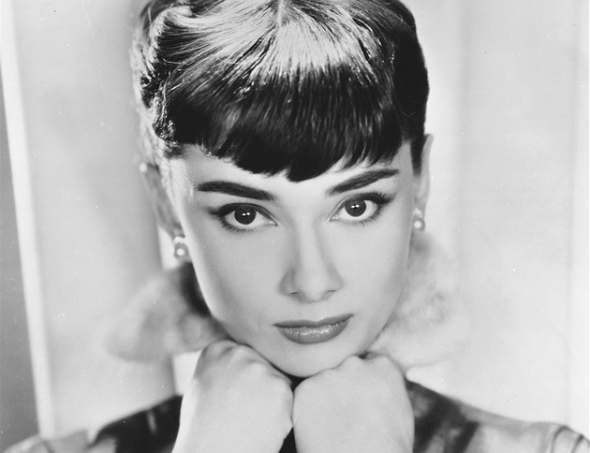,,Krása ženy nesouvisí s tím, jak se obléká, chodí nebo si češe vlasy...&quot; Audrey Hepburn 