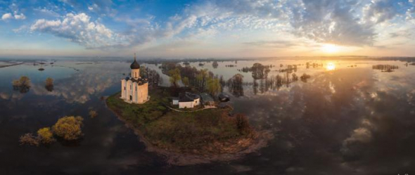 Kostel Na přímluvu Panny Marie na řece Něrli v Rusku