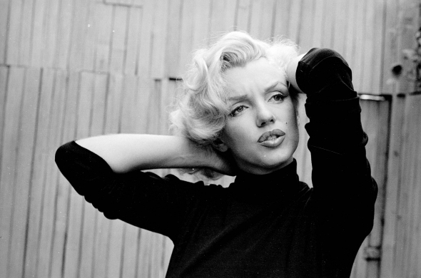 ,,Všem ženám, které si myslí, že jsou tlusté, protože nemají velikost nula: jste všechny krásné, ošklivá je společnost.&quot;  Marilyn Monroe