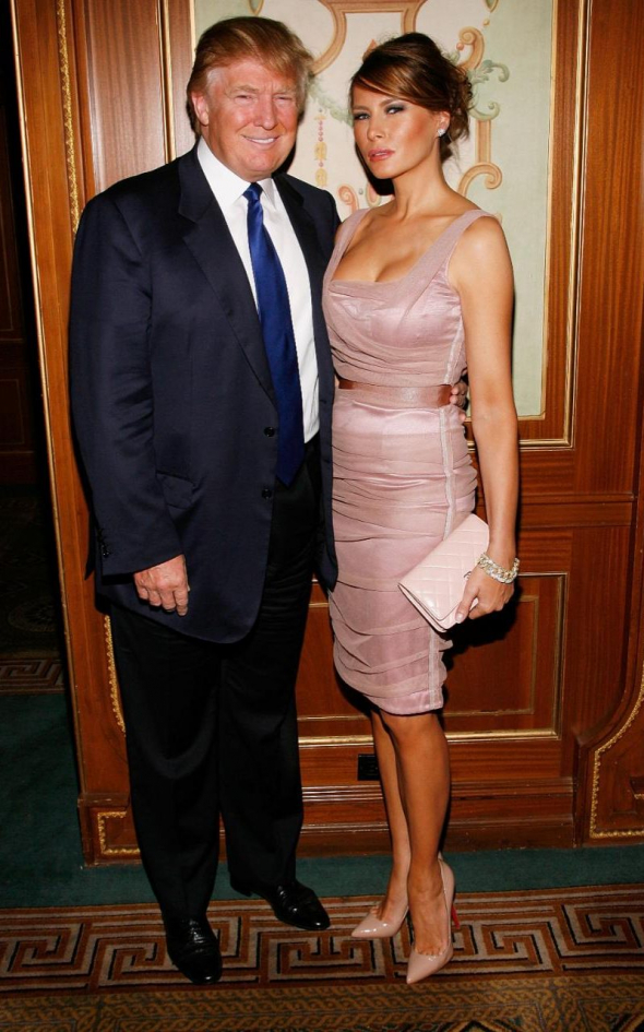 Na slavnostní večeři při the Police Athletic League v roce 2009 sáhla Melania po nabíraných růžových šatech