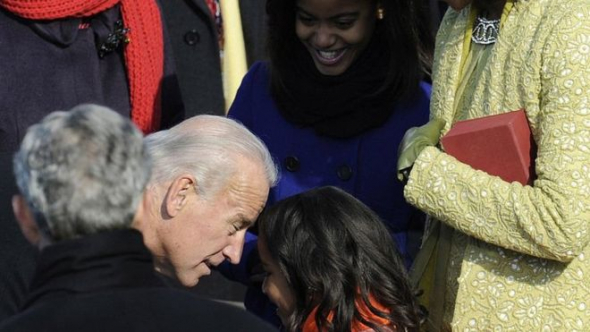 Viceprezident Joe Biden promlouvá k Sashe na inauguraci Baracka Obamy