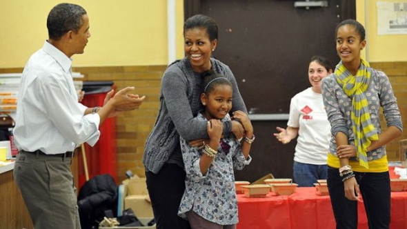 Barack má zlozvyk skákat do písničky - zde během písně Happy Brithday pro Michelle na návštěvě školy ve Washingtonu.