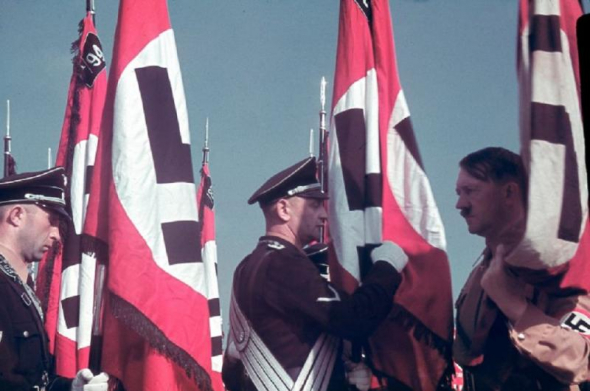 Hitler přísahající na vlajku Třetí říše