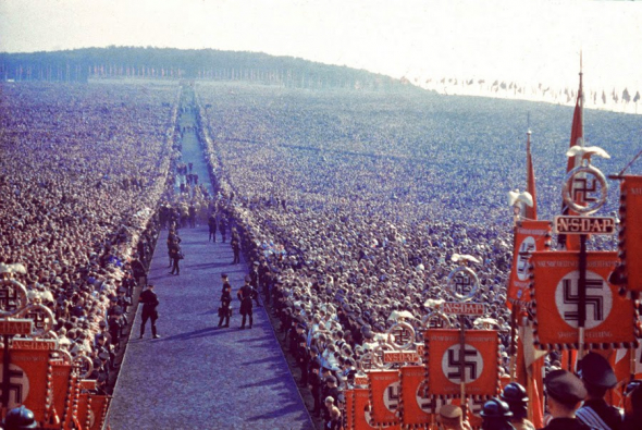 Masivní shromáždění příznivců NSDAP