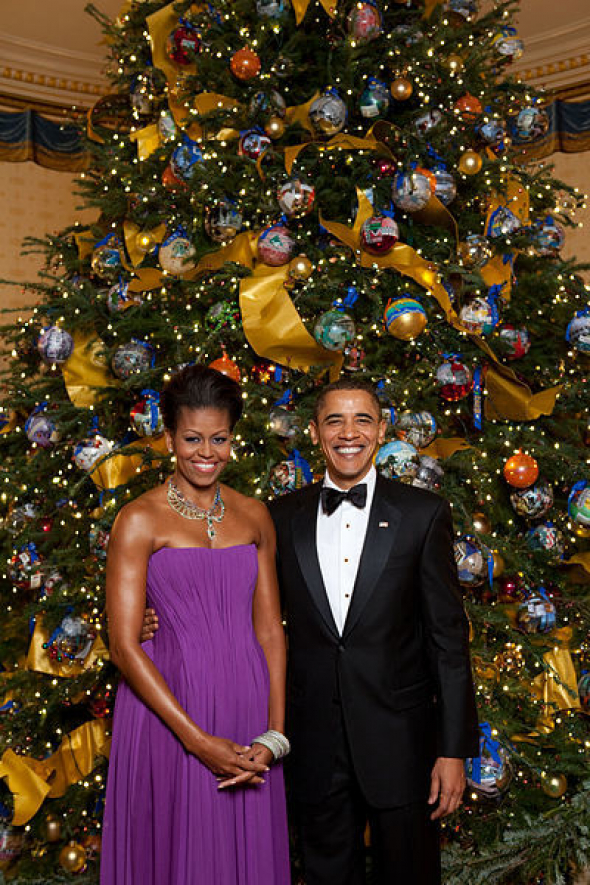 Píše se rok 2009 a manželé Obamovi tráví první Vánoce v Bílém domě