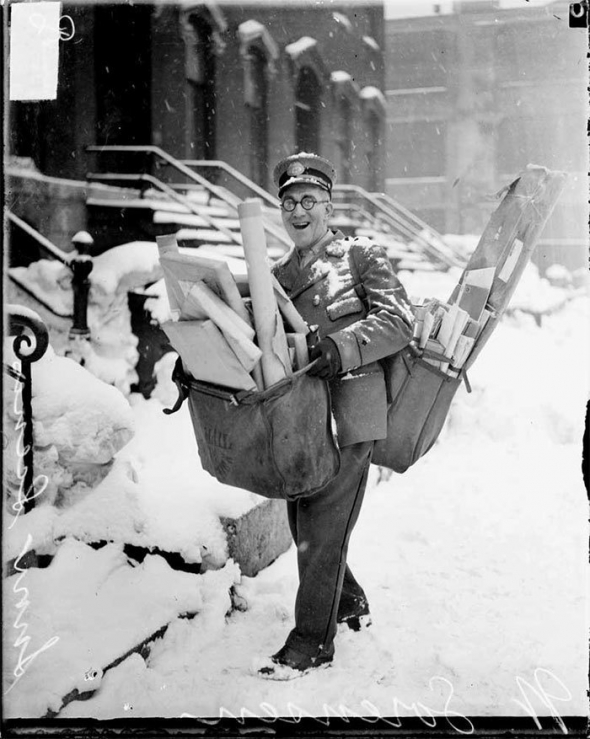 Pošťák v roce 1929 roznášel dětem vánoční dárky. Stal se tak skutečným Santa Clausem!