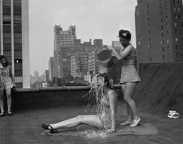 Ice Bucket Challenge neboli ledová výzva byla známá již ve 40. let minulého století. Foto pochází z roku 1943 z New York City.