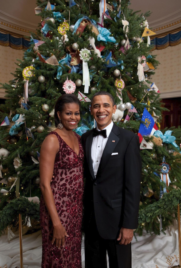Druhé Vánoce v Bílém domě a Michelle zvolila velice elegantní bordó šaty a účes 
