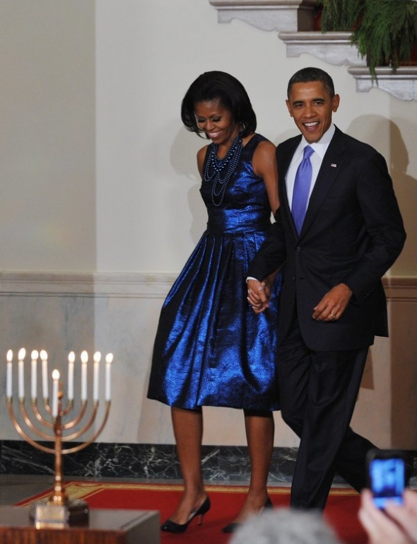 Oslnivě modré šaty Michelle oblékla v roce 2011 na každoroční Hanukkah party v Bílém domě