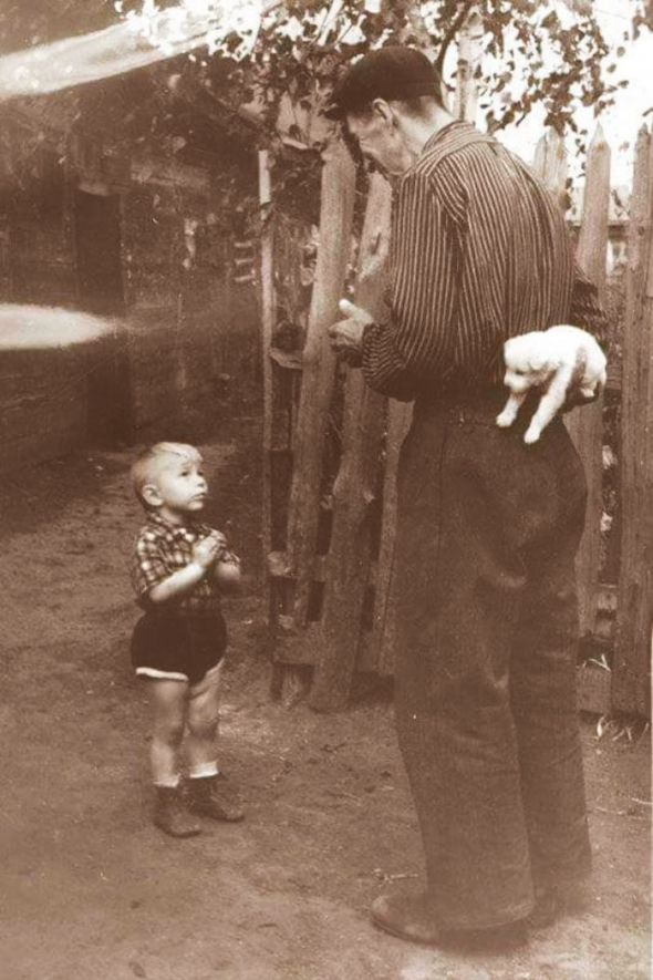 Foto z roku 1955, které má název &quot;Vteřiny před štěstím&quot;. Asi chápete proč. Jaký byl asi výraz chlapce poté? 