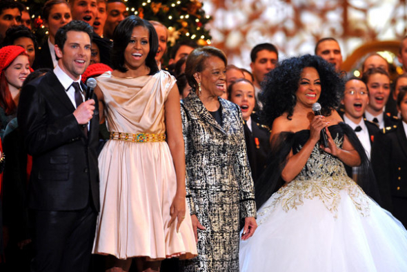 Krátké jednoduché šaty s funky páskem na sobě Michelle měla v roce 2012 při příležitosti vánoční párty pro TNT ve Washingtonu