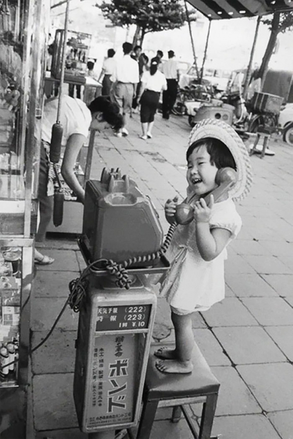 Japonsko v roce 1958. Holčička předstírá, že telefonuje. Moc se nezměnilo od té doby, děti mají pořád rády telefonování!