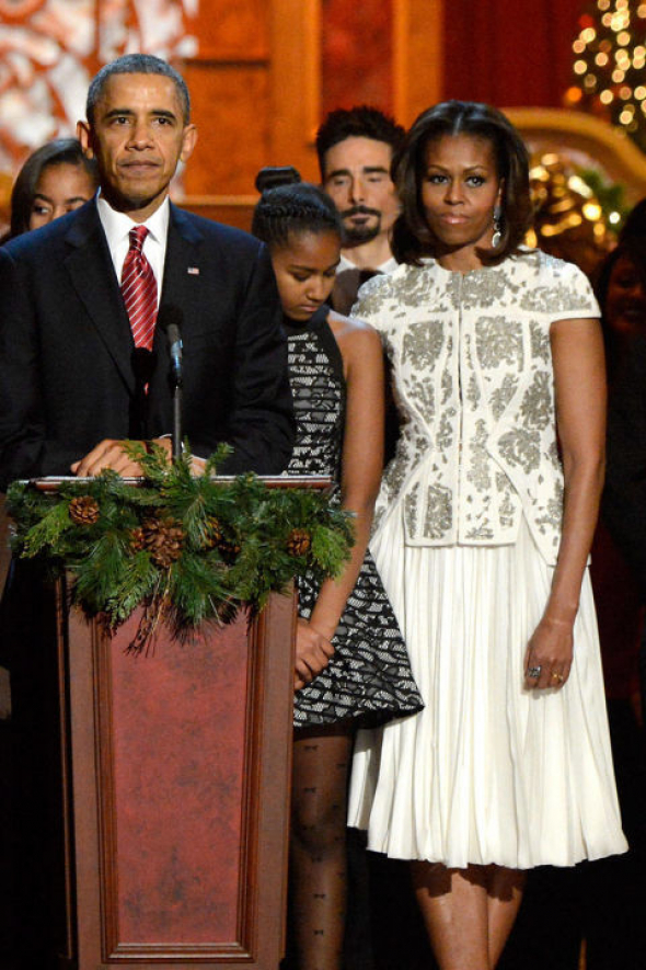 Bílé šaty s krajkou na Michelle zářily o Vánocích v roce 2013