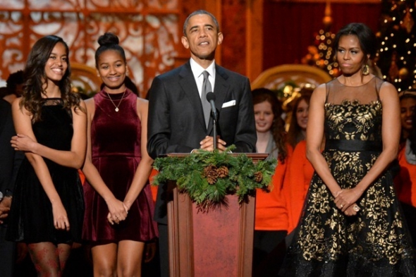 Elegantně a uhlazeně Michelle působila v roce 2014 na vánočním večírku. Povšimněte si jejích dcer!