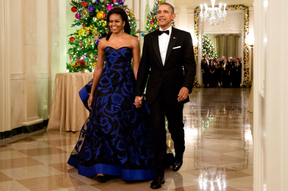 Modročerné šaty zvolila Michelle v roce 2015 na vánoční galavečer Kennedy Center Honors. A pořád ruku v ruce!