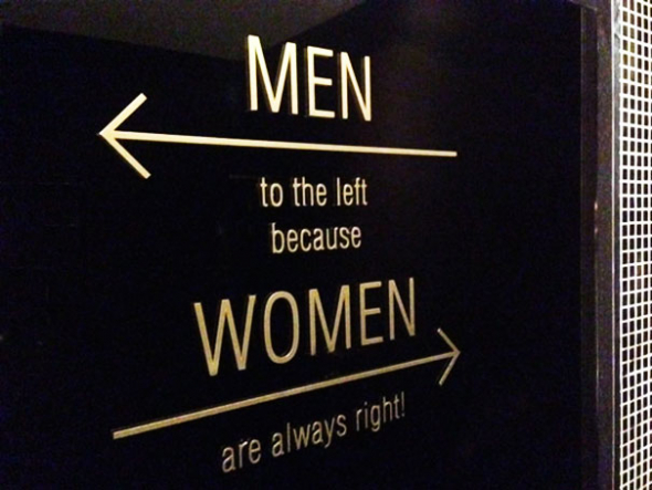 Muži doleva, protože ženy mají vždy pravdu (angl. right)!