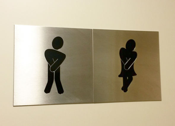 Když už to prostě nemůžete vydržet, tak aspoň máte jistotu, že vstoupíte do správného WC!