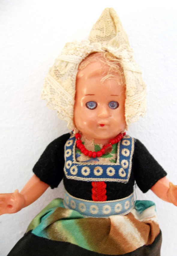Jak se vám líbí tato panenka oblečená do tradičního kostýmu?