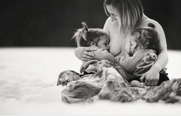 Není nic krásnějšího než mateřské pouto, které vzniká během kojení mezi maminkou a jejími dítětem