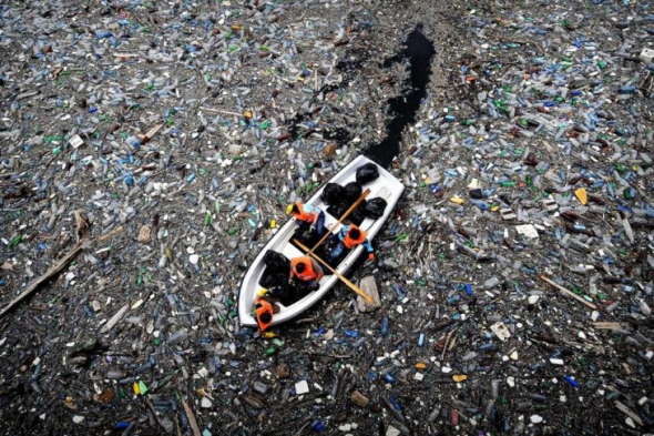 Znečištěné potoky plastem jsou všude na světě.