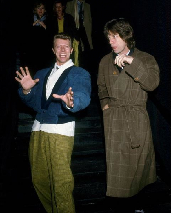 Staří dobří přátelé David Bowie a Mick Jagger spolu chodili na party před desítkami let.
