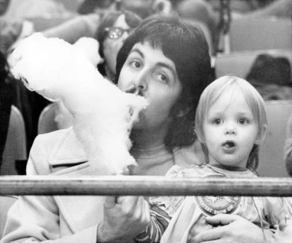  Paul McCartney a jeho, tenkrát ještě mrňavá, dcera Stella.
