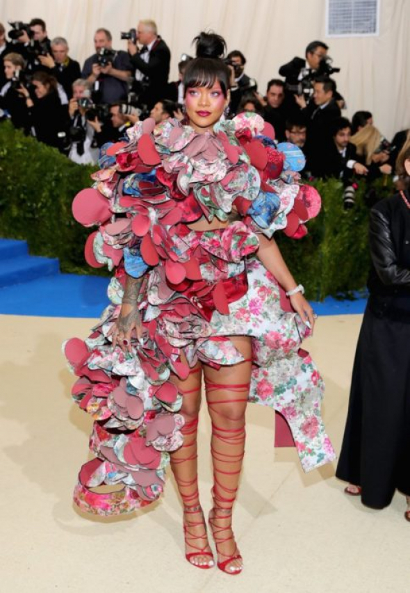 Rihanna a šaty, které prostě vůbec nedávají smysl...