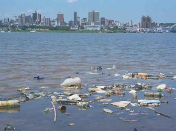 Téměř 50 milionů kusů plastu na hladině oceánů...