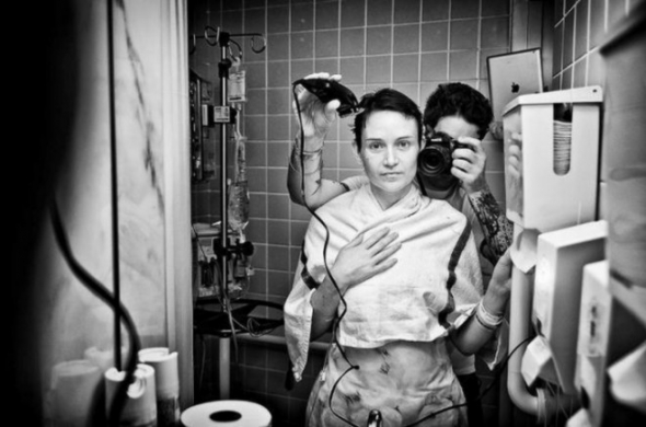 Autorem je fotograf Angelo Merendino, jehož žena po pěti měsících maželství onemocněla rakovinou.