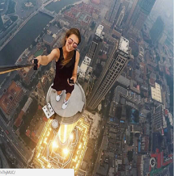 Ruská fotografka Angela Nikolau má ráda focení selfie na extrémně nebezpečných místech!