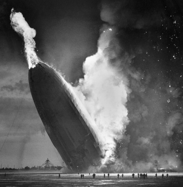 3. Nehoda vzducholodě Hindenburg v New Jersey, USA, 1937