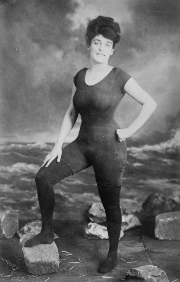5. Plavkyně Annette Kellerman bojující za právo žen nosit jednodílné plavky. Následně byla zatčena za neslušnost, Austrálie, 1907