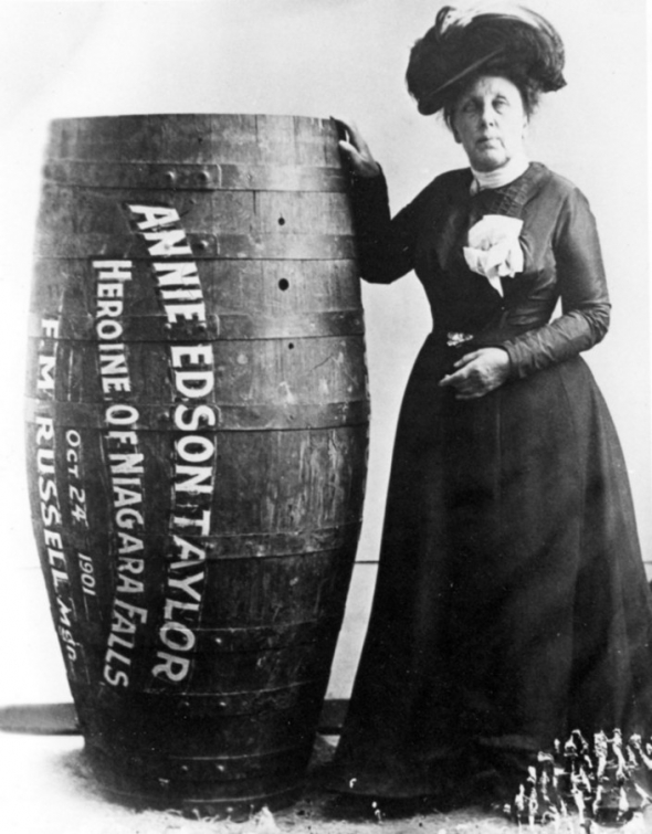 4. Annie Edson Taylor – první žena, která přežila pád z Niagárských vodopádů v sudu, USA, 1901