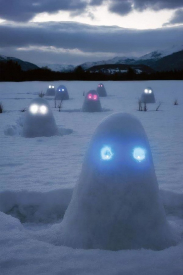 Záhadní sněhuláci se svítícíma očima