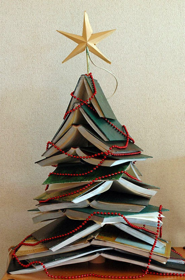 Pokud máte hodně knížek, tak si můžete vyrobit tento vánoční stromeček!