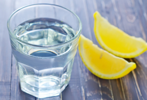 1. Voda s citrónovou šťávou na fleky od potu