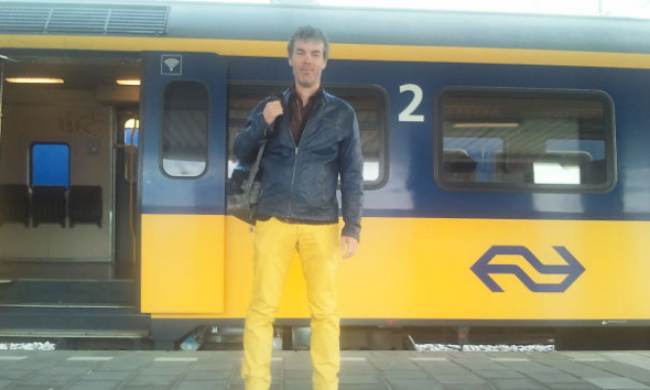 Ne každému se povede takto splynout s vlakem, ale chlapík na fotce to zvládl s přehledem!
