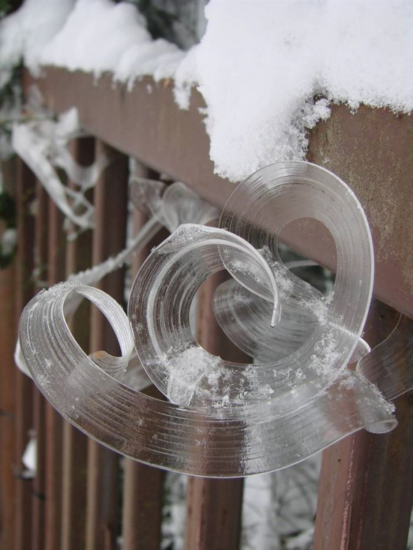Zmrzlá voda na plotě
