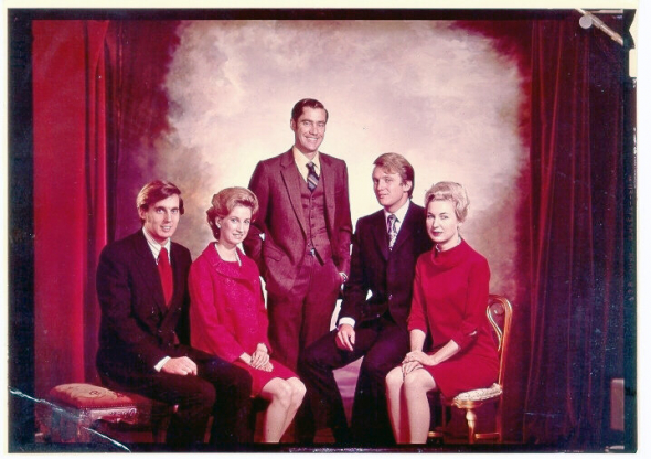 Všech pět již dospělých sourozenců pohromadě. Nejstarší bratr Fred junior zemřel na následky alkoholismu v roce 1981. 