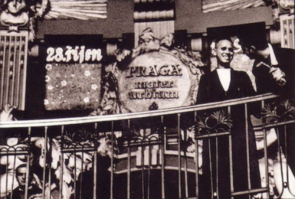 2. Členové Depeche Mode na ochozu Fantovy kavárny na Hlavním nádraží 