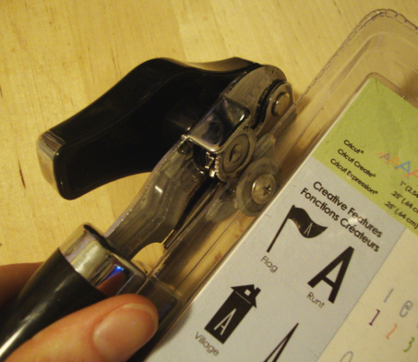 2. Otvírákem na konzervy můžete otevřít zapečetěný plastový obal. 