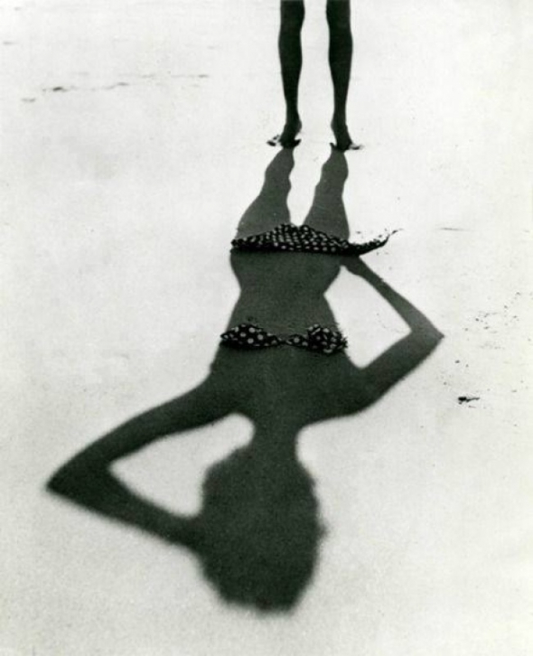 Ženská silueta na pláži. Francie v 50. letech minulého století.