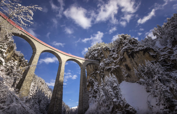 Právě projíždějí vlak na Fechinger Talbrücke