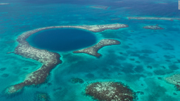 40 mil dlouhá a 400 stop hluboká díra u pobřeží Belize