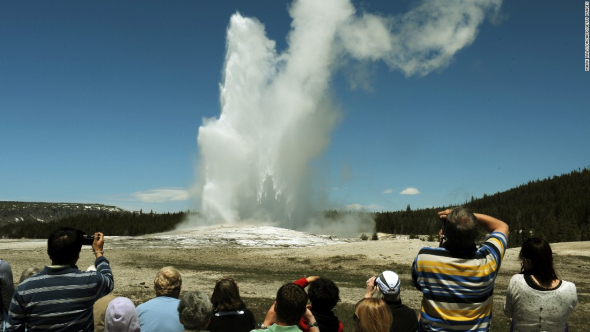 Gejzír Old Faithful v Yellowstonském národním parku, který dosahuje výšky až 40 metrů