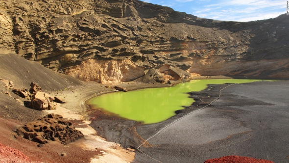 Zelené jezero na Kanárských ostrovech, které je plné mikroorganismů a minerálů